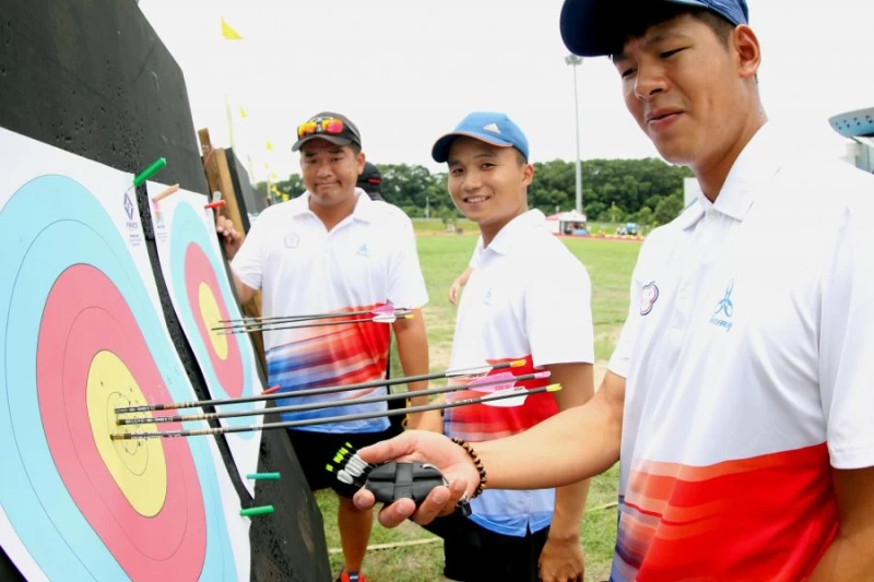 中華複合弓男子隊林鑫民(中)、陳享宣(左)和林哲瑋。林嘉欣／攝影。