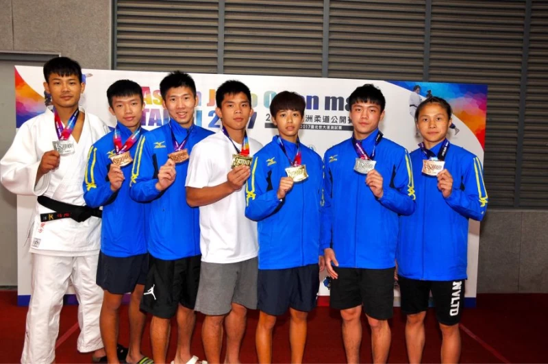左起鄭斐方、范國宏、詹皓程、黃聖庭、林筑筠、陳德祐、陳勁穎。圖/大會提供