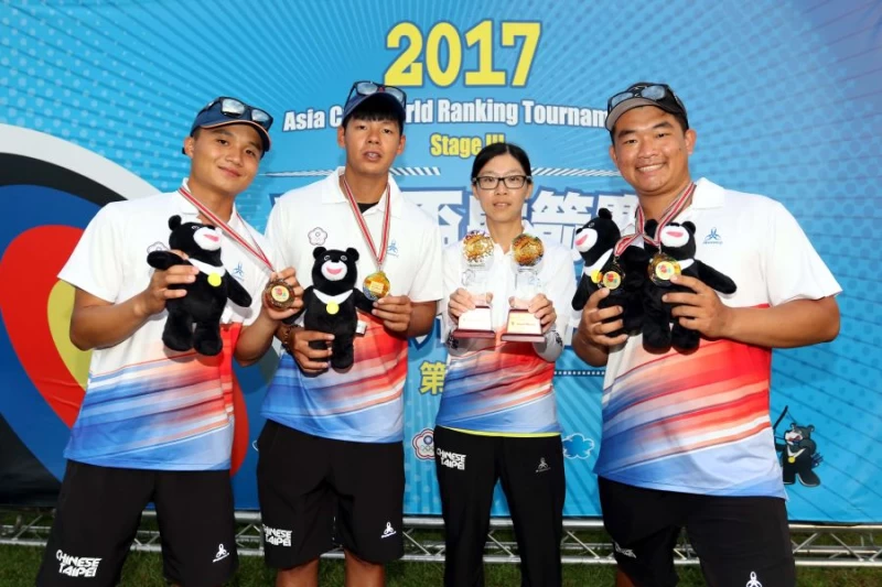 中華複合弓男子隊林鑫民(左起)、林哲瑋和教練楊蕙如及陳享宣。林嘉欣／攝影。