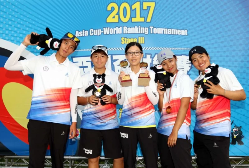 中華複合弓女子隊林明靜(左起)、陳怡瑄和教練楊蕙如、李葶瑄及吳亭廷。林嘉欣／攝影。