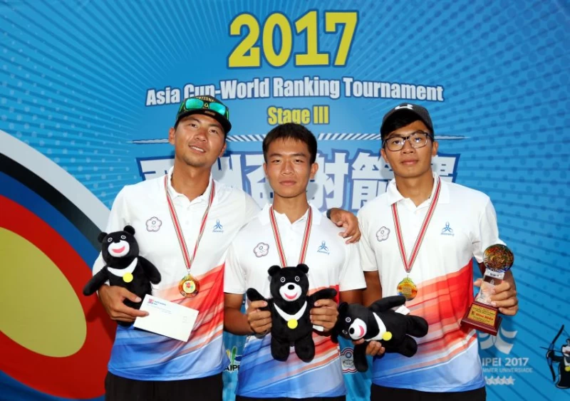 中華男子反曲弓隊團體賽得銀，左起魏均珩、鄧宇成和彭士誠。林嘉欣／攝影。