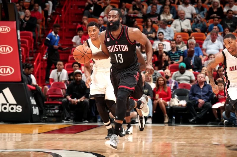 NBA休士頓火箭以2.28億美元（約70億1715萬6000台幣）薪資，與當家球星哈登（James Harden）成功完成續約。圖/資料照片