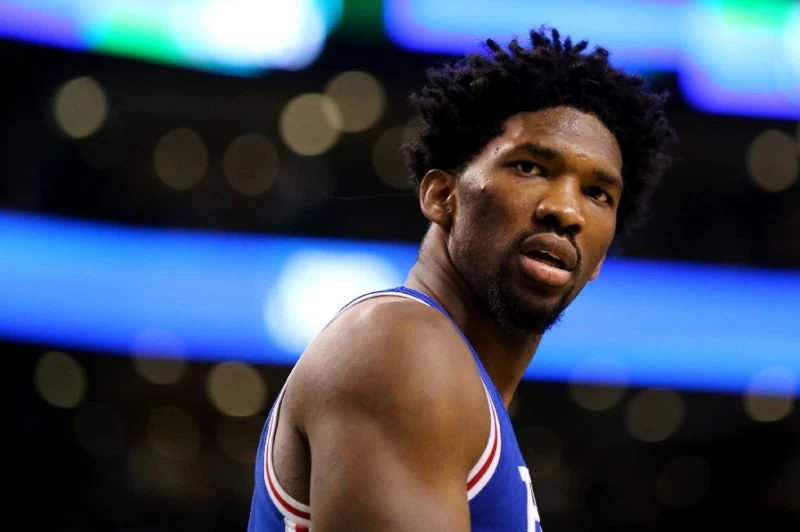 費城七六人中鋒安彼得(Joel Embiid)因在社群媒體使用不當字眼,聯盟對他開罰1萬美元(約30萬7770台幣)。圖/資料照片