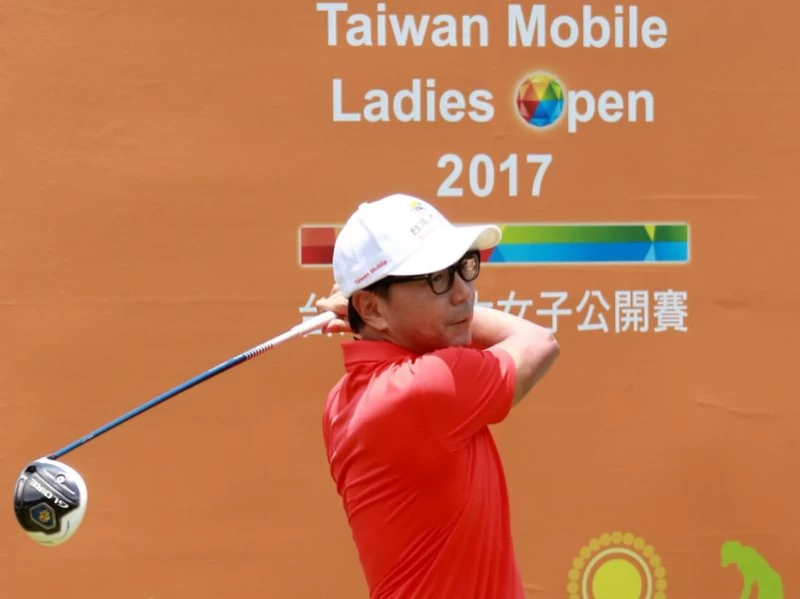 台灣大哥大董事長蔡明忠在配對賽中開出漂亮的一球。圖/大會提供