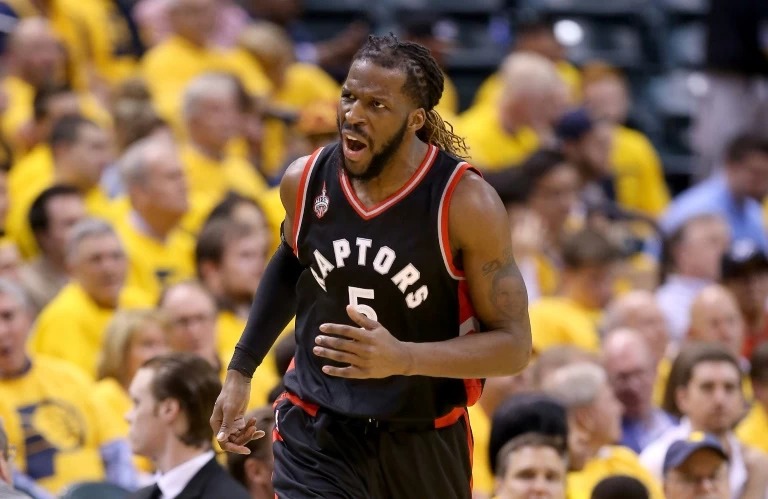 將被送到布魯克林籃網的卡羅(DeMarre Carroll)向媒體透露,上個球季多倫多暴龍喜歡不同打法的球員分成不同小團體,彼此缺乏信任。圖/資料照片