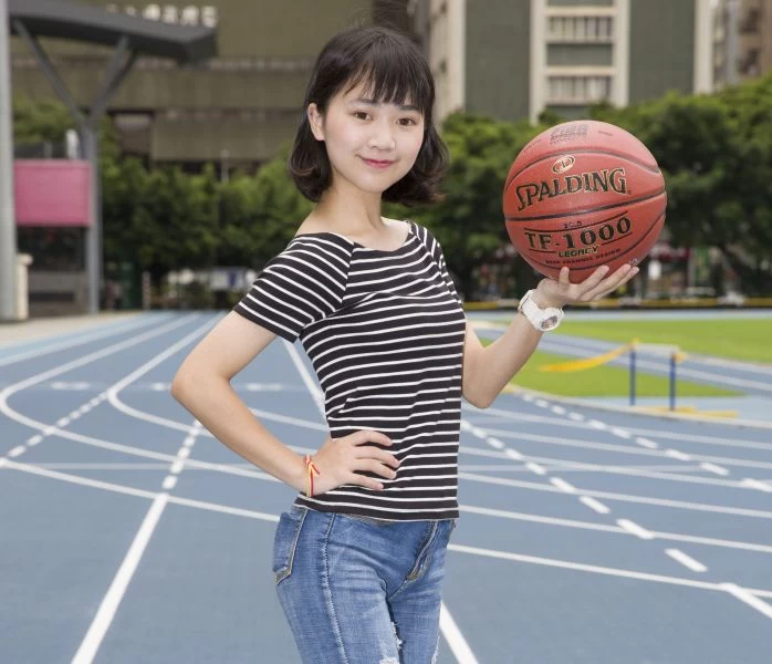 喜愛戶外運動的曾映瑜,課餘時間喜歡打籃球