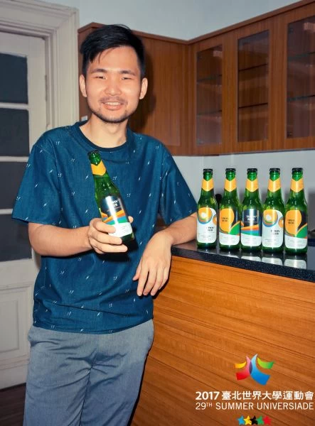 世大運紀念瓶」由知名設計師彭星凱操刀設計，以世大運標誌的5星顏色，作為瓶身設計的基本理念。
