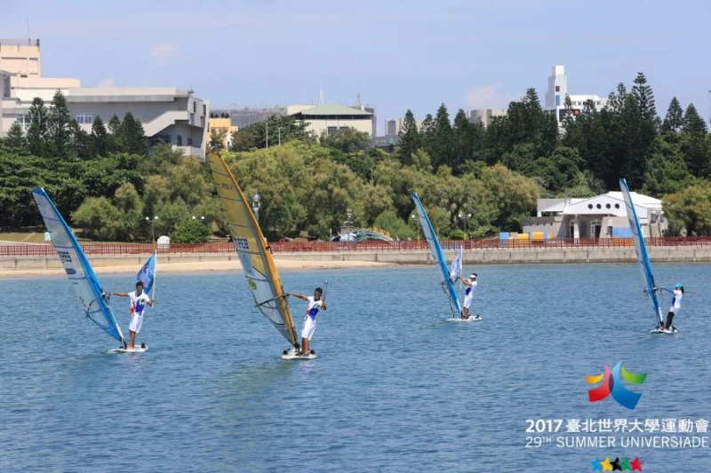 澎湖火炬手-亞奧運風浪板國手張浩、辛金隆及全國運風浪板選手許智凱、嚴秀臻。台北世大運執委會提供