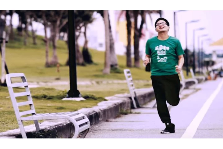 肯納症友經過訓練後,學會如何跑步。