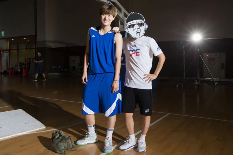 女籃隊王維琳與Duncan合影。大專體總提供