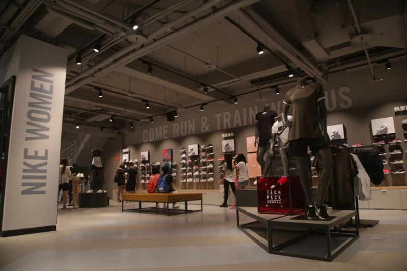 摩曼頓府中店館內千坪商場空間,進駐近五十個國內外知名運動品牌。