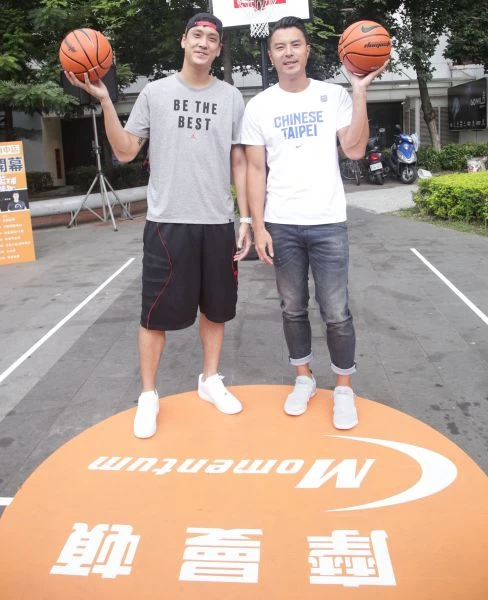 陳信安、田壘現身站台摩曼頓府中店與球迷PK。