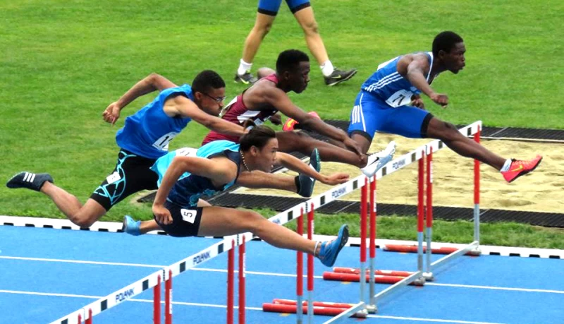 盧浩華(下方)以13秒41勇奪2017世界U18田徑錦標賽110公尺跨欄銀牌。資料照片/潘瑞根提供。