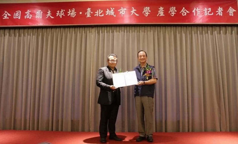 台北城市大學董事長鄭逢時(右)頒發給全國花園鄉村俱樂部總經理吳憲紘客座教授聘書。圖/主辦單位提供