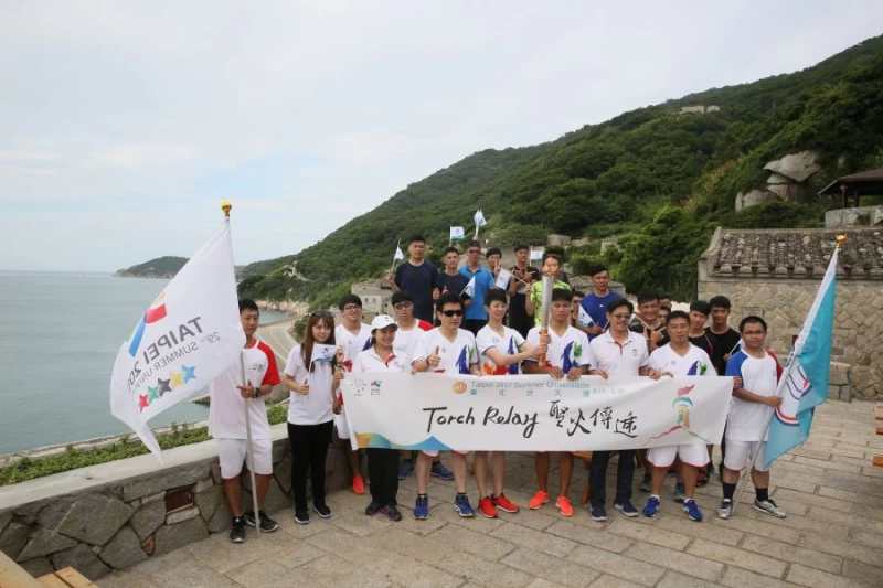 連江縣聖火傳遞在北竿芹壁聚落圓滿完成。台北世大運組委會提供