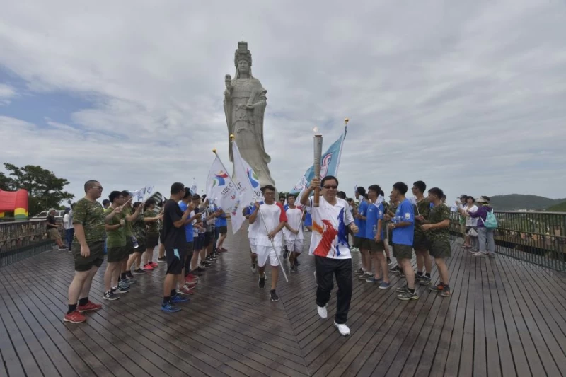 連江縣議會張永江議長擔任首棒火炬手。台北世大運組委會提供