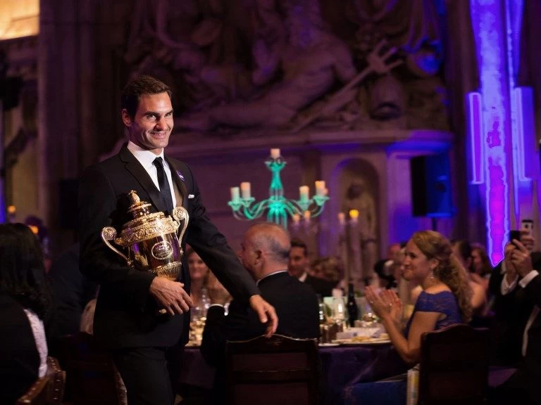 費德勒笑擁金盃參加晚宴。法新社