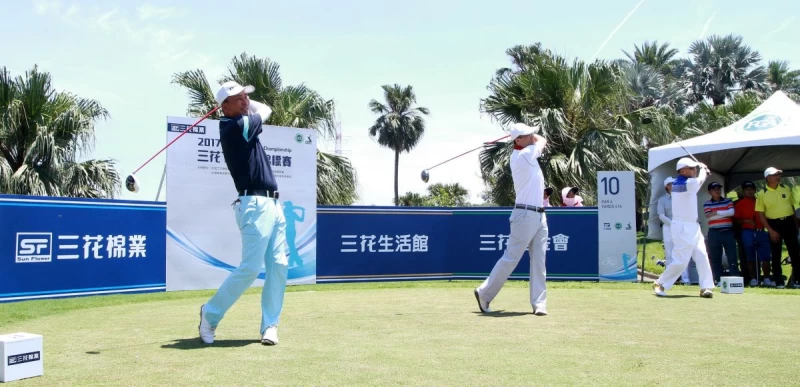 三花TPGA錦標賽開球儀式貴賓(左起)TPGA理事長陳志忠丶三花棉業公司總經理施養謙及富邦文教基金會董事長袁健生。圖/大會提供