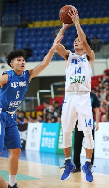 中華藍、白兩隊激戰到延長加賽才分出高下。圖/李天助攝