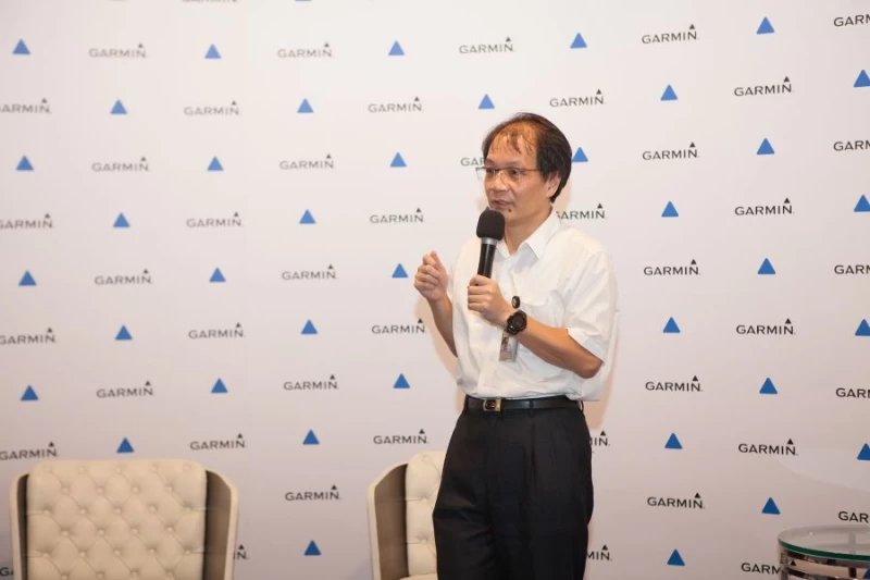 Garmin亞洲區副總經理王正偉為單車天使加油。