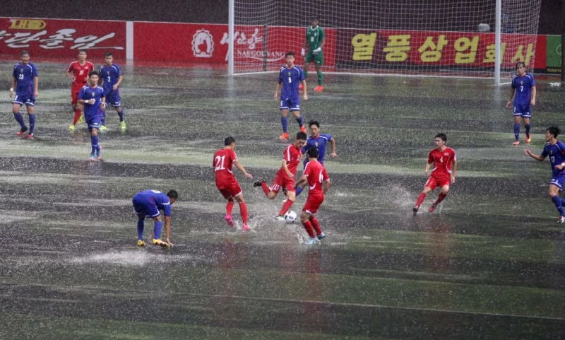 中華隊在大雨中奮戰。中華民國足球協會提供