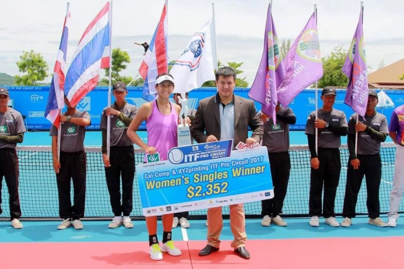 台將李花塵(左)今年復出首站就打下8連勝封后。Tennis at True Arena Hua Hin
