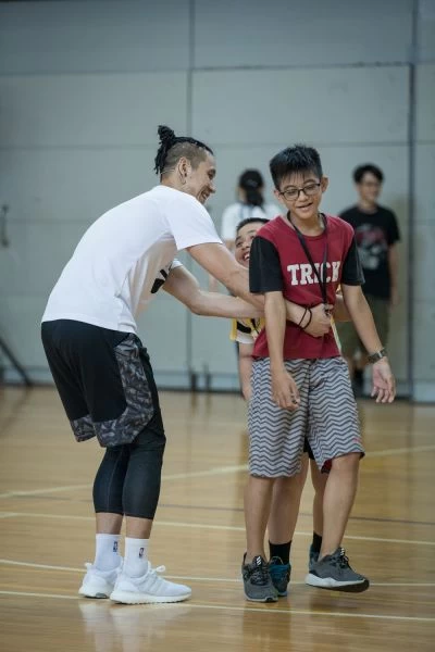 林書豪與小朋友熱情互動。圖/創異國際行銷提供