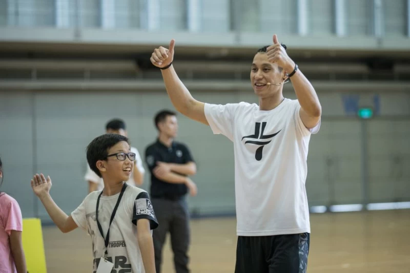 林書豪與小朋友一起玩樂。圖/創異國際行銷提供
