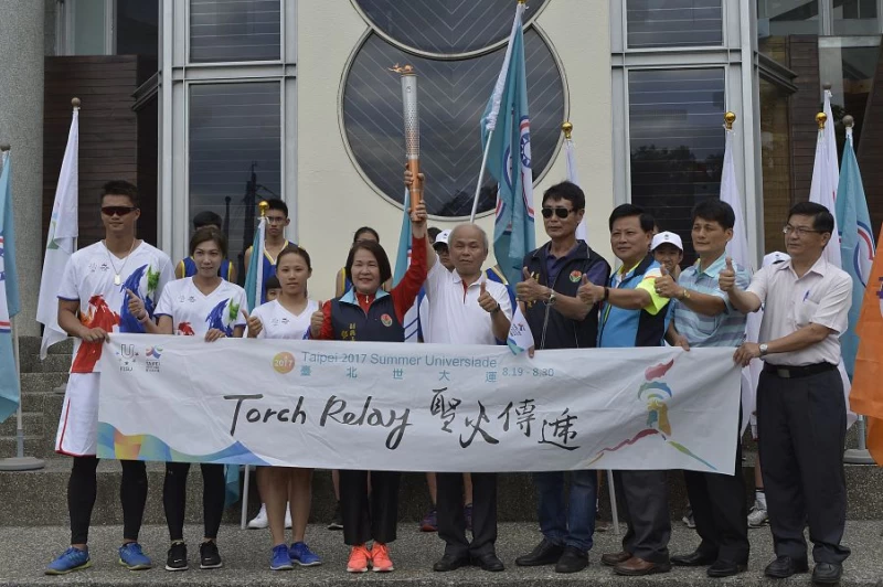台北市林萬發副祕書長與苗栗縣副縣長鄧桂菊共舉聖火。台北世大運執委會提供