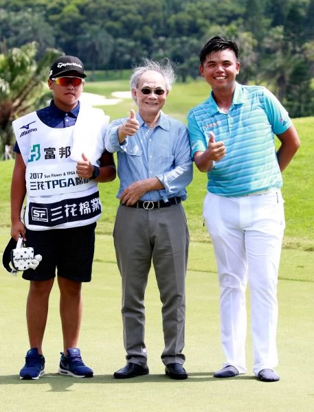 洪健堯(右)奪冠與桿弟黃泊儒(左)與三花棉業董事長施純鎰合影。圖/大會提供