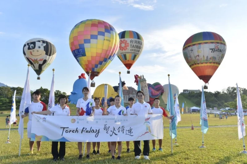 舉世大運國手郭婞淳等人在台東傳遞世大運聖火。台北世大運執委會提供