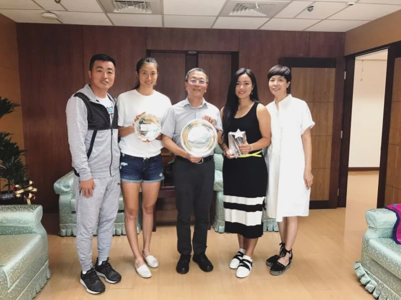詹家姊妹與體育署長林德福相見歡。劉雪貞提供