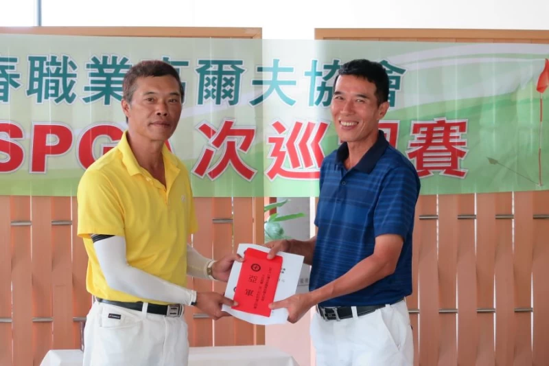 松柏嶺球場協理郭振龍(左)頒獎給亞軍選手李展超。圖/大會提供