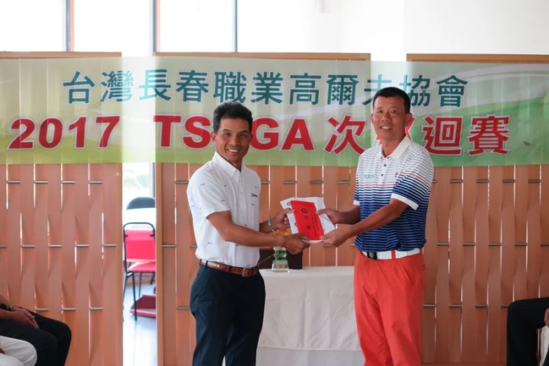TSPGA競賽組長翁永田(左)頒獎給第三名選手黃志浪。圖/大會提供