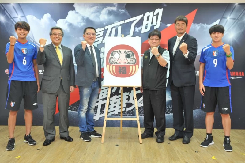 世大運代表隊林雅涵(左1)、李綉琴(右1),與現場長官合影。圖/足協提供