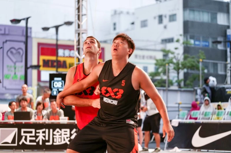 謝鎮陽(右)在禁區與對手激烈卡位。(圖/海碩整合行銷)