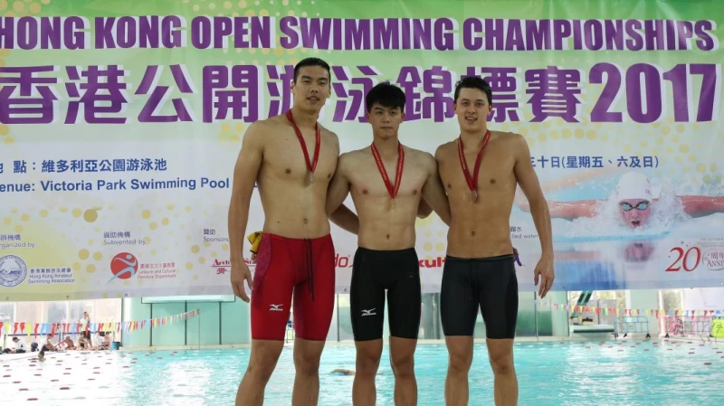 林建良(中)勇奪最佳男子選手獎。