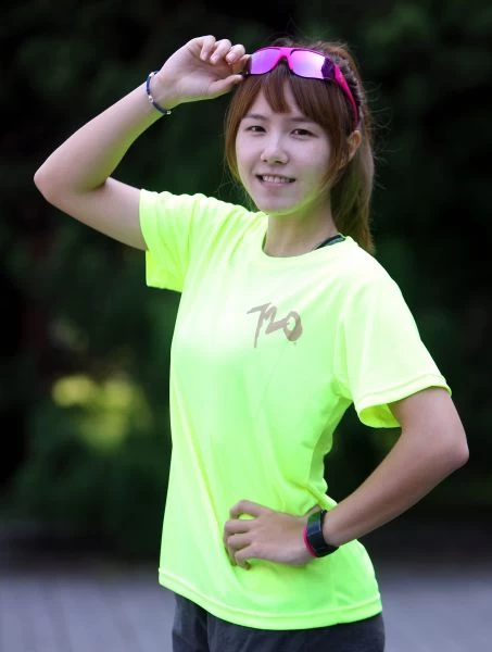 將代表我國參加世大運女子三級跳遠的「720甜姐兒」洪珮寧。720armour運動墨鏡／提供。