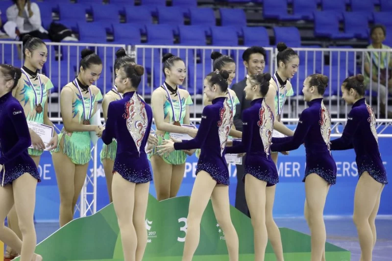 世大運韻律體操測試賽,日本東京女子體育大學,在頒獎典禮上,向銅牌中華臺北隊致意。圖/大會提供