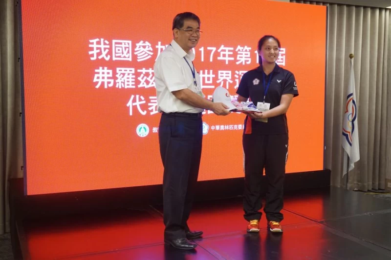 中華女子拔河隊高巧宜代表致贈禮品。圖/中華奧會提供
