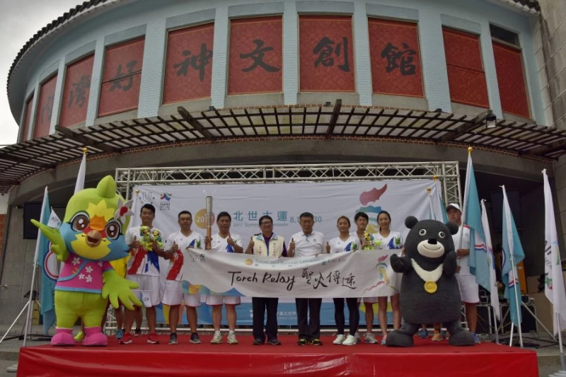 封面照-台北市柯文哲市長、新竹縣楊文科副縣長與台北火炬手林詩嘉、新竹縣火炬手蔡榮光秘書長、張珈鳳、張洧綝、陳信夫、陳享宣合影。台北世大運執委會提供