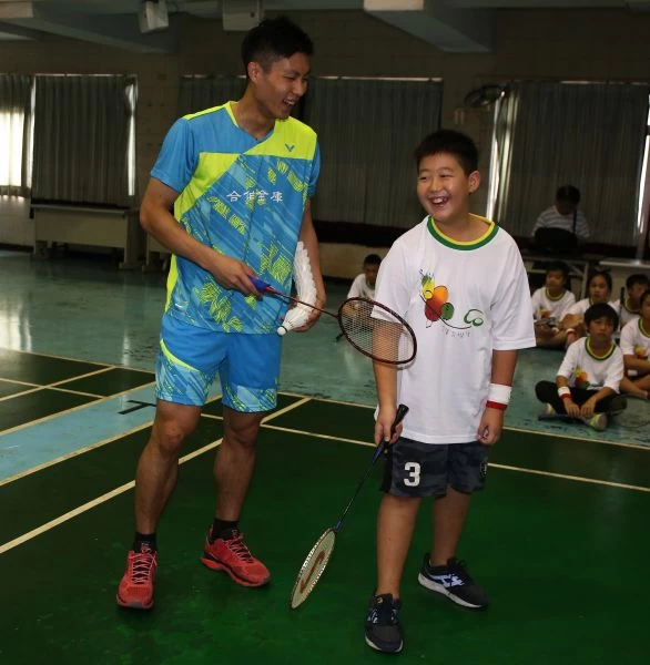 台灣男單一哥周天成開心指導學員／李天助攝
