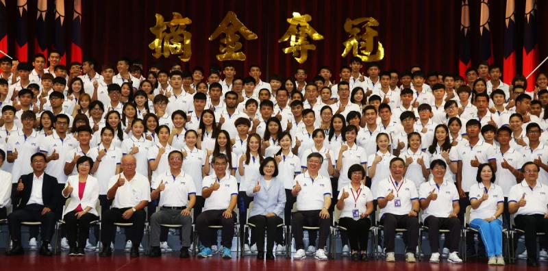 蔡英文總統和選手一同合照。圖/李天助攝