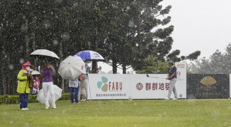 最終回合比賽期間下起驟雨,選手就地等待。圖/大會提供