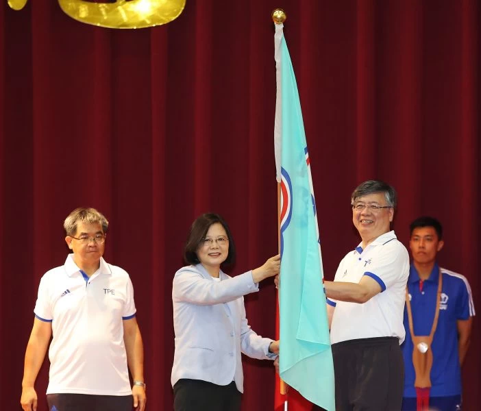 蔡英文總統今天為參加2017年臺北世大運的代表團授旗。圖/李天助攝