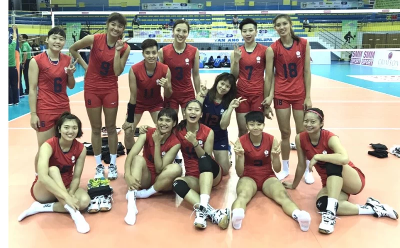 中華女排隊二連勝後開心合影。林明輝／提供。