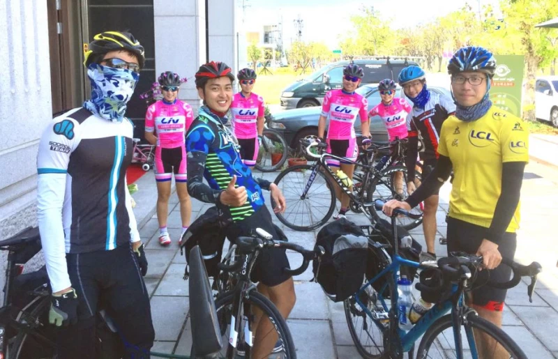 車友們揪團到Bike Tea捧場,用實際行動表達支持。Liv 宜蘭女子隊/提供。