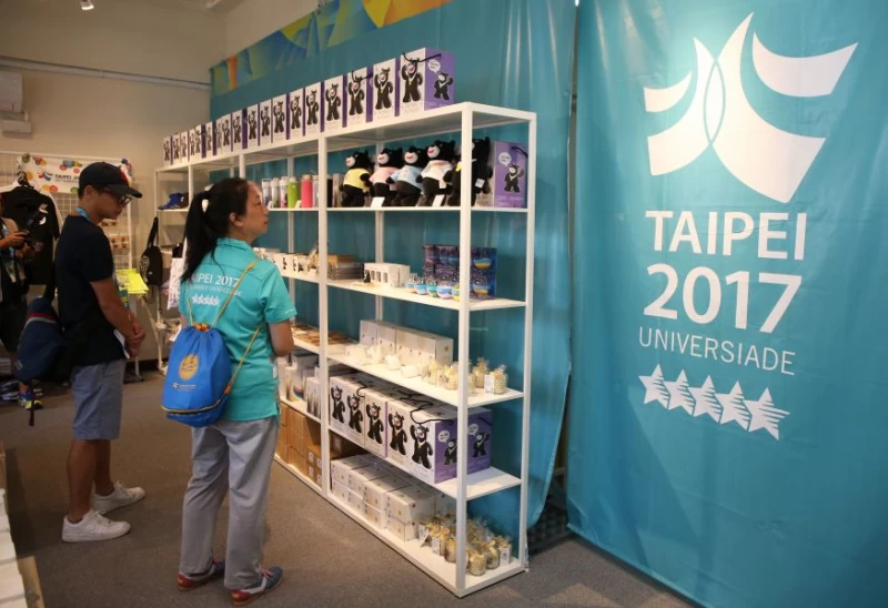 選手村的紀念商品店。李天助攝