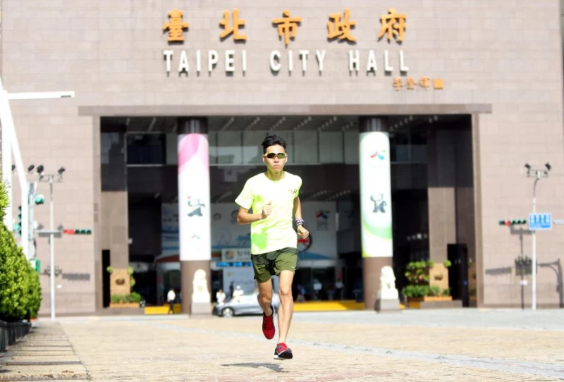 移地訓練回國後,陳秉豐前往熟悉世大運比賽路線。720 armour運動墨鏡/提供。