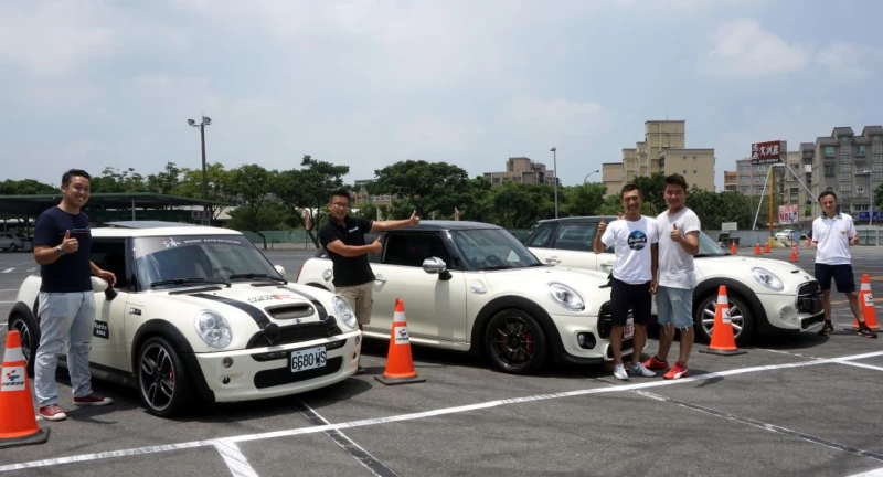 廖君豪（左1）、蔡典仰（左2）與李彥杰（右1）出車出力，協助曾焜耀（右2）與朱晉億（右3）備戰南韓站。賽車會／提供。